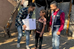 Distributing Zeit Wa Zaatar Parcels to Families in Tents