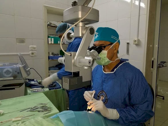 Australian Eye Surgeon Treats Refugees in Lebanon